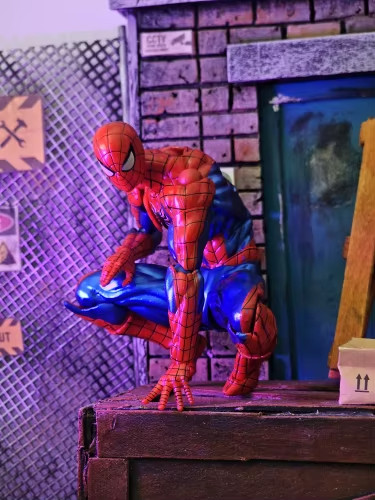 Spiderman action figure - 💥,